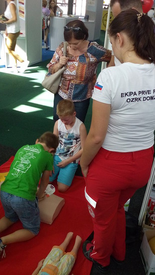 Rdeči križ Slovenije je svoj razstavni prostor opremil s publikacijami ter izvajal prikaz temeljnih postopkov prve pomoči 