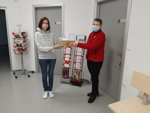 Mentorica na gimnaziji Syzana Krvavica predaja pisma sekretarki RKS - OZ Novo mesto Narbari Ozimek