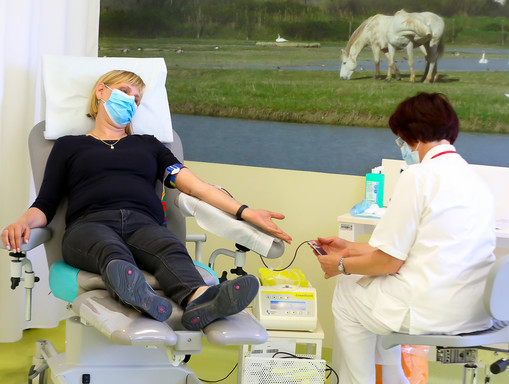 Ob Dnevu slovenskega krvodajalstva in svetovnem dnevu krvodajalcev sta s svojim zgledom podprla veliko družino srčnih ljudi predsednica RKS mag. Vesna Mikuž