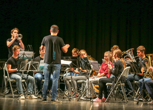 Orkester Glasbene šole Tolmin je poskrbel za dobro vzdušje na otvoritveni slovesnosti 
