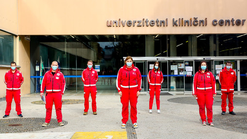 Bolničarji RKS ob prihodu na usposabjanje v UKC Ljubljana za podporo tamkajšnjemu zdravstvenemu osebju. Foto: Aleš Černivec