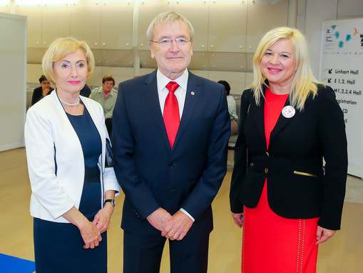 Ministrica za zdravje Milojka Kolar Celarc s predsednikom RKS dr. Dušanom Kebrom in general seketarko RKS Renato Brunskole
