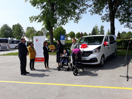 Družina Gradišar, sekretarka RKS-OZ Zalka Klemenčič, župan občine Metlika Darko Zevnik in podpredsednica RKS-OZ Metlika  Metlika Marija Dragovan.