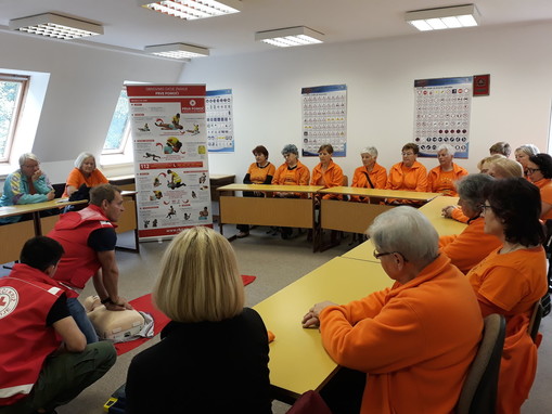  Člani ekipe prve pomočiRKS-OZ Metlika predstavljajo temeljne postopke oživljanja z defibrilatorjem
