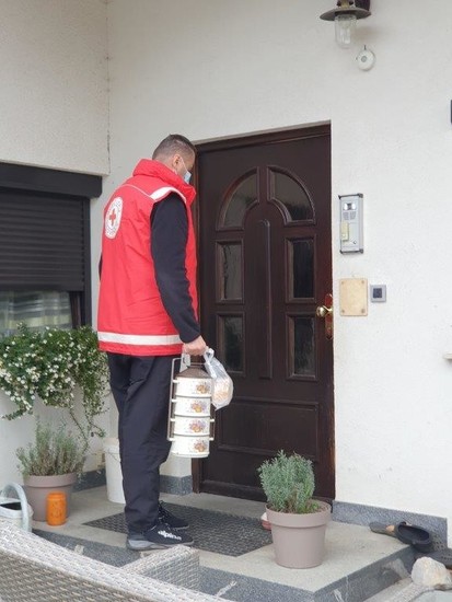Sodelavec RKS - OZ Cerknica pušča topel obrok pred vrati
