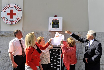 Zdaj defibrilator tudi na poslovni zgradbi RKS - Zz na Mirju