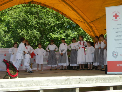Plesalke in plesalci otroške folklorne skupine  Ivan Navratil iz Metlike 