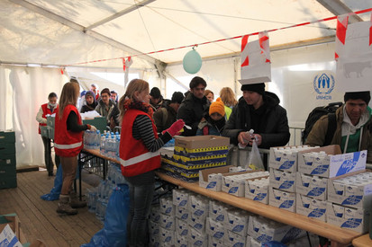 Migrantom ponudimo kruh, konzervo rib, jabolka, vodo, kekse,...