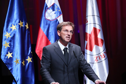 Premier dr- Miro Cerar je med slavnostnim nagovorom izrekel posebno priznanje vsem prostovoljkam in prostovoljcem, ki pomagajo sočloveku in tako plemenitijo sebe in družbo