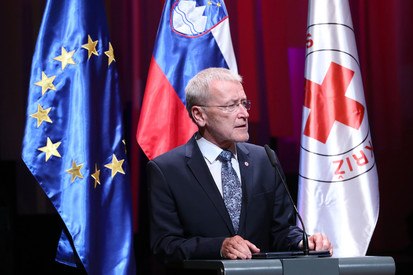 Predsednik RKS dr. Dušan Keber je povedal, da veliko ljudi o svojih stiskah ne govori, zato jih morajo prostovoljke in prostovoljci Rdečega križa Slovenije sami poiskati in jim pomagati