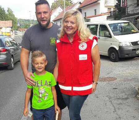Generalna sekretarka RKS Renata Brunskole v Metliki skrbi za varno pot v šolo