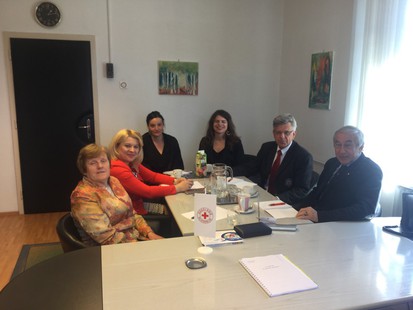 Delegacija Rdečega križa Avstrije med pogovorom z vodstvom RKS...
