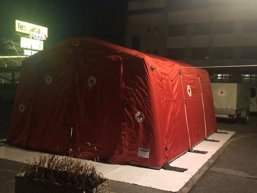 RKS - OZ Nova Gorica je za bolničarje iz ekip PP RKS in policaje na Vrtojbi postavila šotor