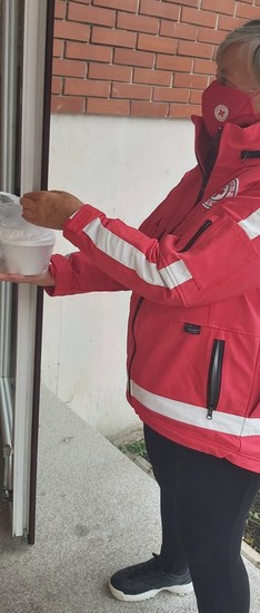 Tudi prostovoljka RKS - OZ Lendava je prinesla topel obrok