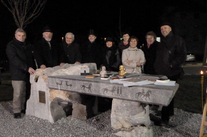 Zbrani ob kamniti mizi v Parku medgeneracijske solidarnosti pred Humanitarnim centrom RKS -OZ Novo mesto
