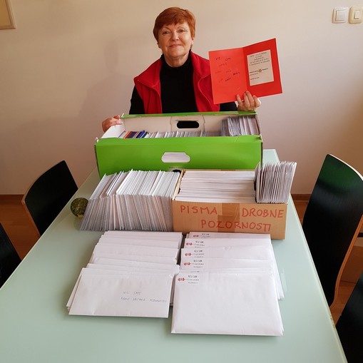 Pobudnica akcije, prostovoljka Nuša Rustja s prispelimi pismi