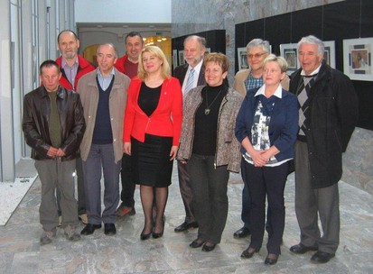 Generalna sekretarka RKS v družbi predsednice in sekretarke RKS - OZ Škofja Loka, župana občine Škofja Loka ter krvodajalcev, ki so več kot 70-krat darovali kri