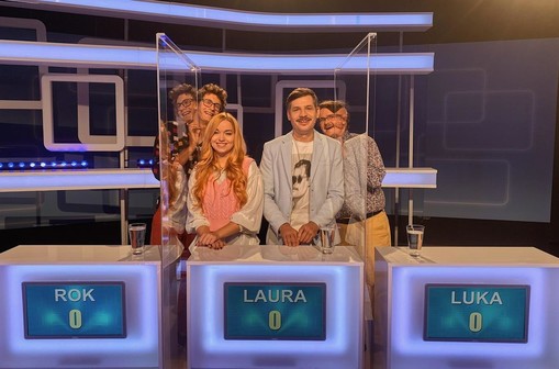 V dobrodelnem kvizu Vem! so nastopili šahistka Laura Unuk ter stand up komika Rok Škrlep in Luka Korenčič. Donacijo v višini 1000 evrov pa je prispevala Loterija Slovenije. Foto: Arhiv RTV SLO