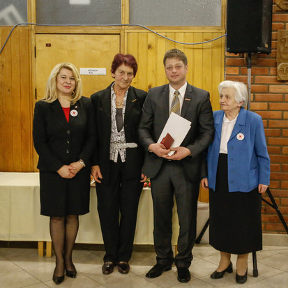 Z leve proti desni: generalna sekretarka RKS Renata Brunskole, predsednica RKS OZ Radovljica Anica Svetina, župan Občine Gorje Peter Torkar, prejemnica plakete Državnega sveta Republike Slovenije 2014 za prostovoljstvo Nada Kuralt
